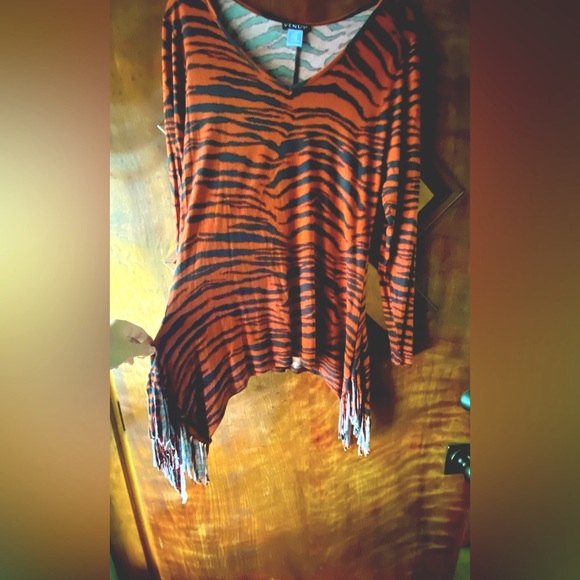 VENUS Tunic, tiger striped top. Medium. With asymmetrical hem. - Picture 4 of 7